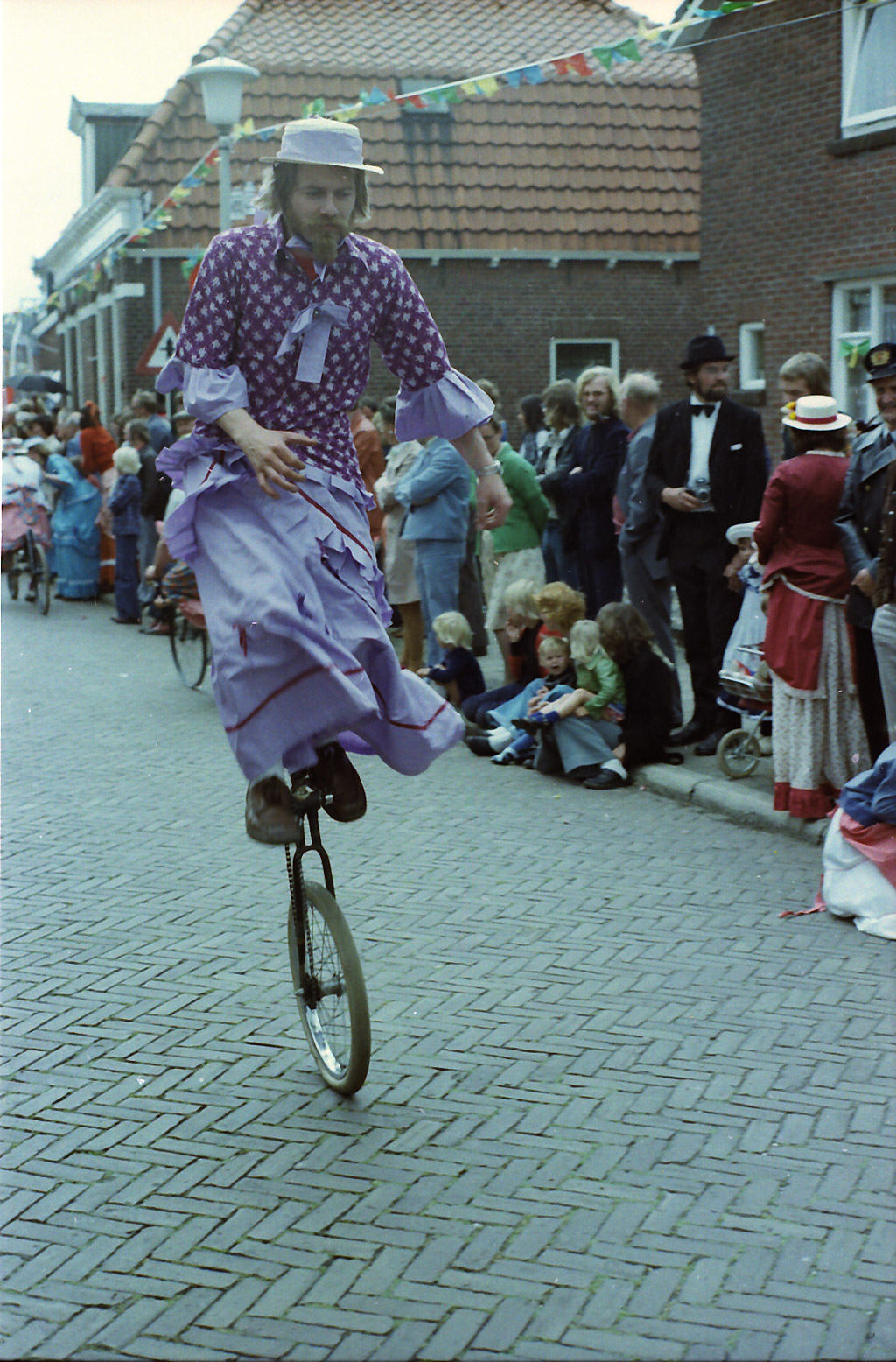 1975 • Optocht allegorische optocht