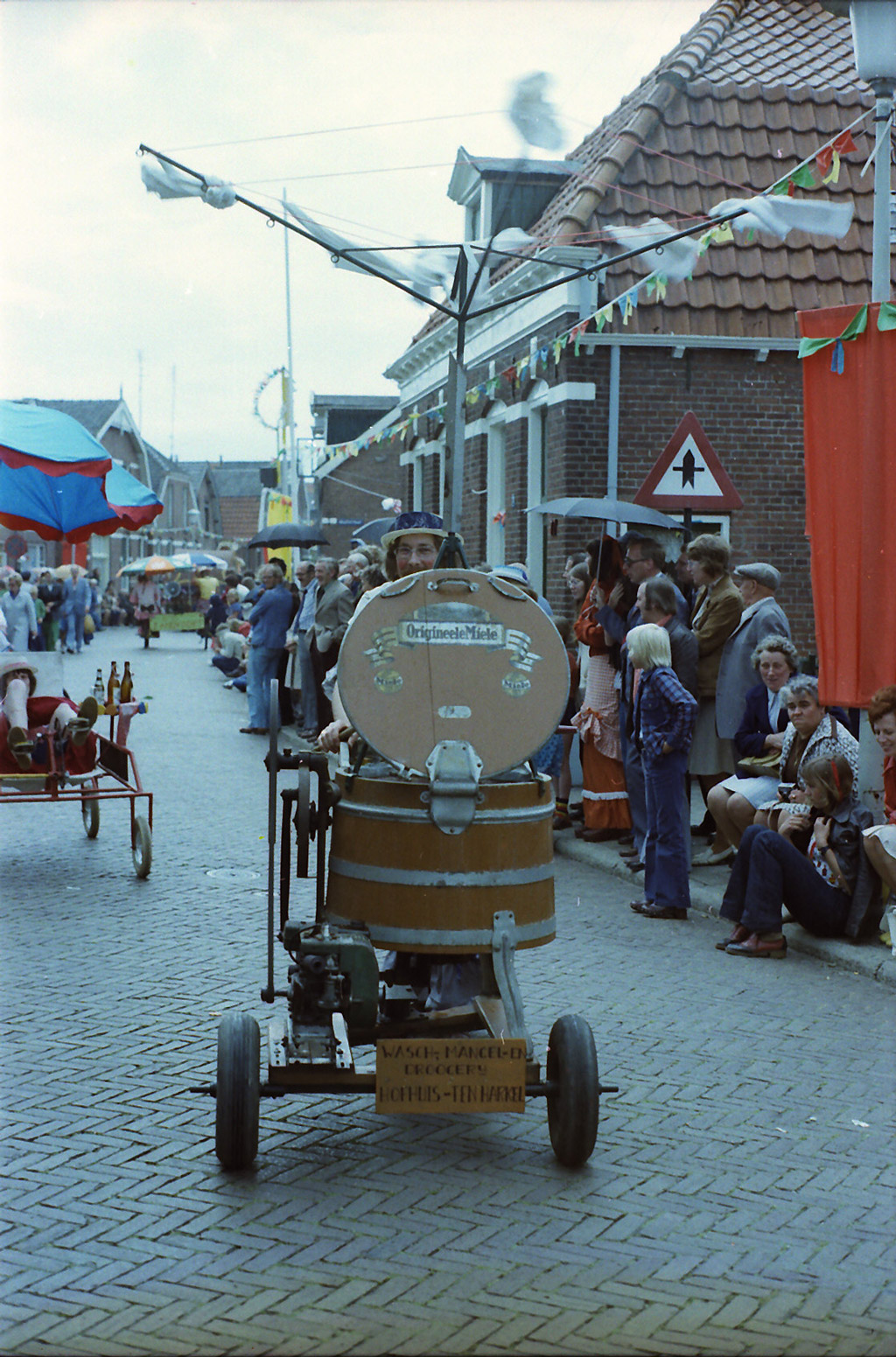 1975 • Optocht allegorische optocht