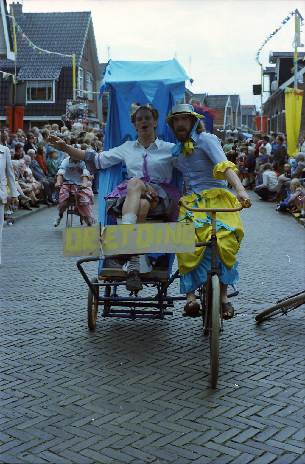 1975 • Optocht allegorische optocht