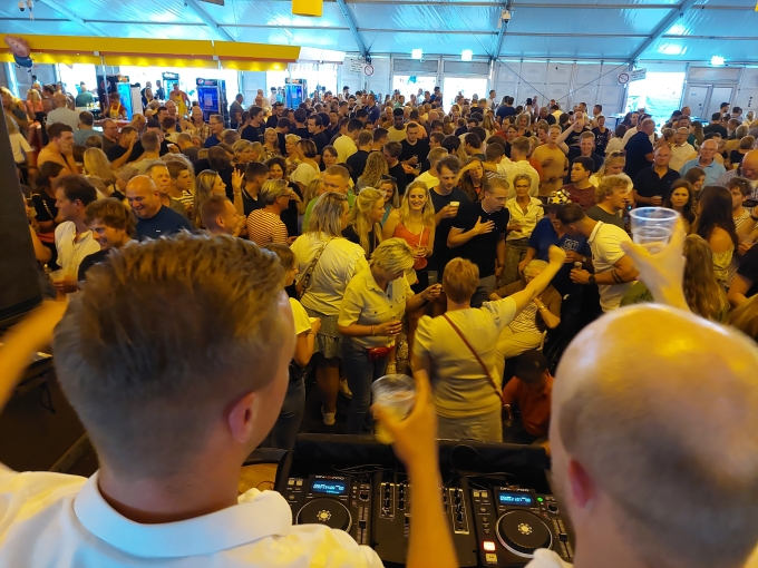 Daan en Bas Zweers eren overleden vader Roel in de Tente