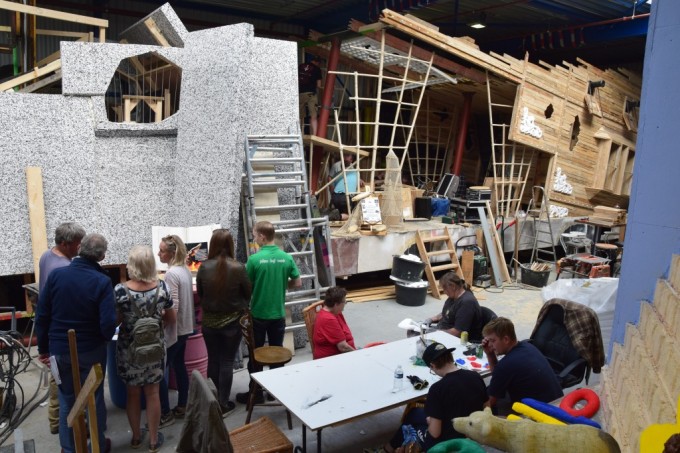 Veel bezoekers bij open dag Schoolfeestloodsen