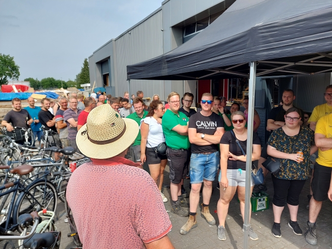 Eerste vaatje bier aangeboden aan Optochtdeelnemers 