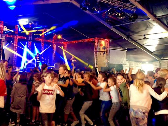 Kinderen beginnen enthousiast aan het Schoolfeest