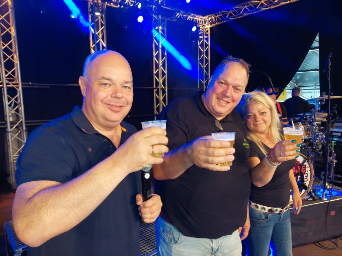 Opening Borreluurtje met Debbie en Hans