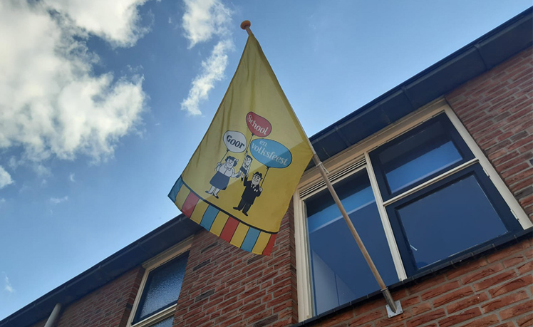 De Schoolfeestvlag kan uit !